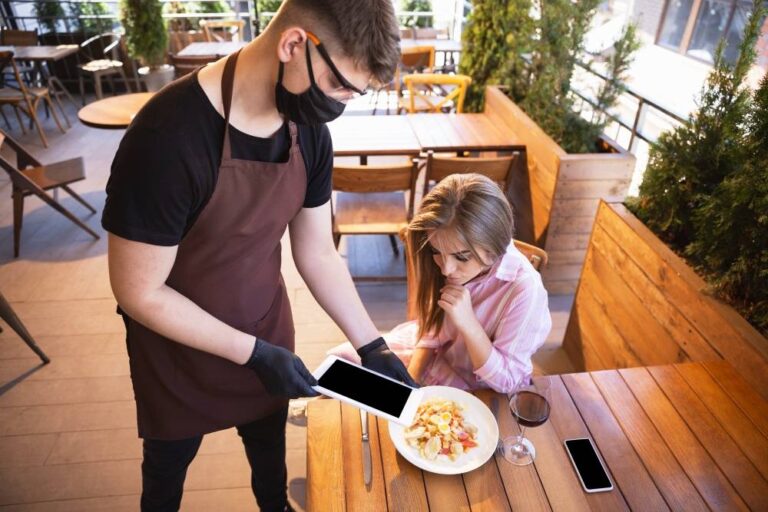 Kontroly hostů v restauracích o bezinfekčnosti, není diskriminace.